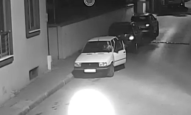 BARTIN’DA 2 DAKİKA İÇİNDE PARK HALİNDEKİ OTOMOBİLİ ÇALAN ZANLI GÜVENLİK KAMERASINA YAKALANDI. (MUSTAFA KURT/BARTIN-İHA)