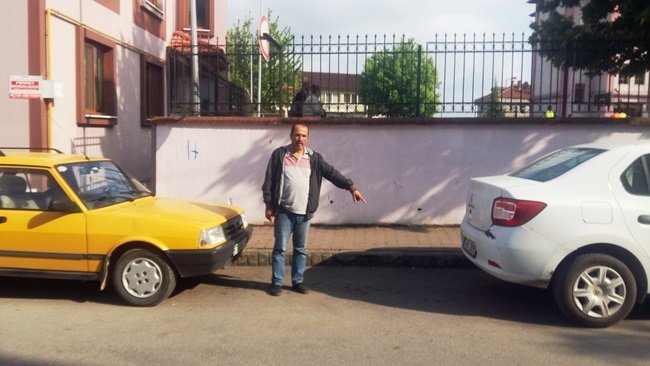 BARTIN’DA 2 DAKİKA İÇİNDE PARK HALİNDEKİ OTOMOBİLİ ÇALAN ZANLI GÜVENLİK KAMERASINA YAKALANDI. ARACIN SAHİBİ EROL CEZAYİRLİ (FOTOĞRAFTAKİ), “DÜN GECE SAAT 23.00 SIRALARINDA OTOMOBİLİMİ BURAYA PARK EDEREK, ÇARŞIYA GİTTİM. ÇARŞIDAKİ İŞLERİMİ HALLETTİKTEN SONRA DÖNDÜĞÜMDE OTOMOBİLİ YERİNDE BULAMADIM. KENDİ İMKANLARIMLA ARAMA YAPTIM. SONUÇ ALAMAYINCA DURUMU POLİSLERE HABER VERDİM” DEDİ. (MUSTAFA KURT/BARTIN-İHA)