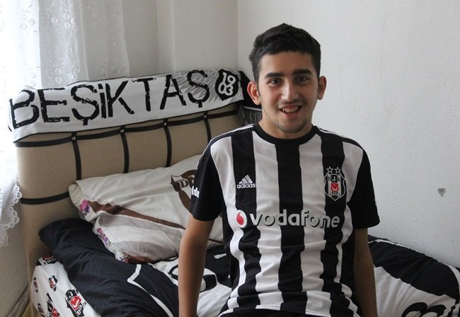 BARTIN'DA YAŞAYAN 22 YAŞINDAKİ KOYU BEŞİKTAŞ TARAFTARI MUSTAFA ÇALIK'IN 1,5 YAŞINDA GEÇİRDİĞİ ATEŞLİ HASTALIK HAYATINI KARARTTI. UZUN YILLAR TEDAVİ GÖREN VE İYİLEŞEN MUSTAFA'NIN HAYATI 3 YIL ÖNCE TEKRARLAYAN HASTALIĞI YÜZÜNDEN YENİDEN KARARDI. DOKTORLARIN AĞIR MENTAL VE SARA (EPİLEPSİ) TEŞHİSİ KOYDUĞU GENCİN TEDAVİ MASRAFLARINI KARŞILAYAMAYAN AİLESİ UMUTSUZ BİR ŞEKİLDE ÇOCUKLARININ DÜZELECEĞİ GÜNÜ BEKLİYOR. (AKİF YAMAN - SERKAN ARAT/BARTIN-İHA)