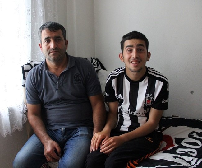 BARTIN'DA YAŞAYAN 22 YAŞINDAKİ KOYU BEŞİKTAŞ TARAFTARI MUSTAFA ÇALIK'IN 1,5 YAŞINDA GEÇİRDİĞİ ATEŞLİ HASTALIK HAYATINI KARARTTI. UZUN YILLAR TEDAVİ GÖREN VE İYİLEŞEN MUSTAFA'NIN HAYATI 3 YIL ÖNCE TEKRARLAYAN HASTALIĞI YÜZÜNDEN YENİDEN KARARDI. DOKTORLARIN AĞIR MENTAL VE SARA (EPİLEPSİ) TEŞHİSİ KOYDUĞU GENCİN TEDAVİ MASRAFLARINI KARŞILAYAMAYAN AİLESİ UMUTSUZ BİR ŞEKİLDE ÇOCUKLARININ DÜZELECEĞİ GÜNÜ BEKLİYOR. (AKİF YAMAN - SERKAN ARAT/BARTIN-İHA)