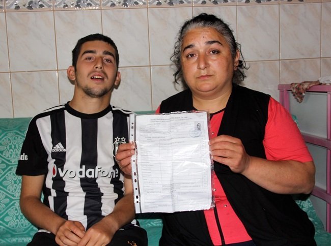 BARTIN'DA YAŞAYAN 22 YAŞINDAKİ KOYU BEŞİKTAŞ TARAFTARI MUSTAFA ÇALIK'IN 1,5 YAŞINDA GEÇİRDİĞİ ATEŞLİ HASTALIK HAYATINI KARARTTI. UZUN YILLAR TEDAVİ GÖREN VE İYİLEŞEN MUSTAFA'NIN HAYATI 3 YIL ÖNCE TEKRARLAYAN HASTALIĞI YÜZÜNDEN YENİDEN KARARDI. DOKTORLARIN AĞIR MENTAL VE SARA (EPİLEPSİ) TEŞHİSİ KOYDUĞU GENCİN TEDAVİ MASRAFLARINI KARŞILAYAMAYAN AİLESİ UMUTSUZ BİR ŞEKİLDE ÇOCUKLARININ DÜZELECEĞİ GÜNÜ BEKLİYOR. (AKİF YAMAN - SERKAN ARAT/BARTIN-İHA)