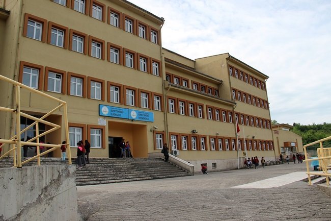 ZONGULDAK’IN EREĞLİ İLÇESİNDE BİR ORTAOKUL ÖĞRENCİSİ, ÖĞRETMENİNİN ANNESİNİ OKULA ÇAĞIRMASI ÜZERİNE, OKULUN ÜÇÜNCÜ KATINDAN ATLAYIP İNTİHARA KALKIŞTI. (VEDAT KILIÇ/ZONGULDAK-İHA)