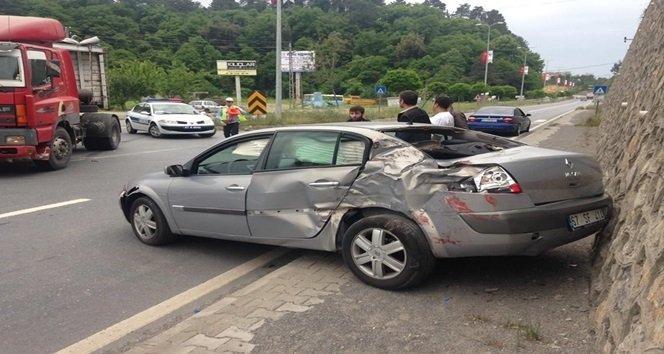 KAVŞAKTAN DÖNEN OTOMOBİL TIR’A ÇARPTI
