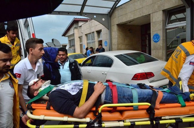 OTOMOBİLİN SÜRÜCÜSÜ UMUT Ö., 112 AMBULANSI İLE ATATÜRK DEVLET HASTANESİ'NE KALDIRILDI (ONUR ALTINDAĞ/ZONGULDAK-İHA)