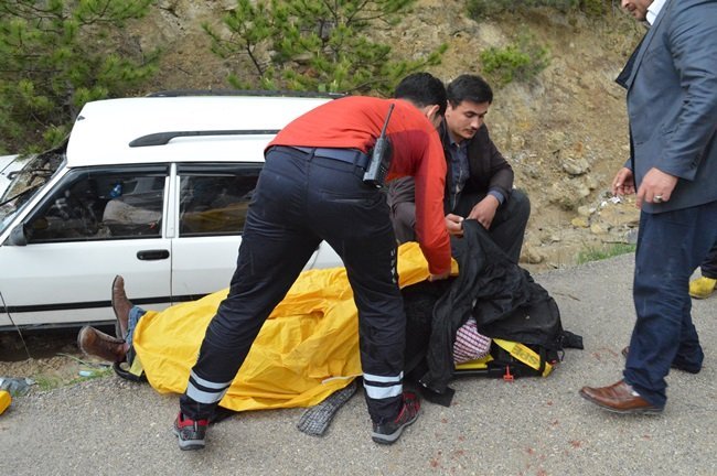 KASTAMONU’DA ETKİLİ OLAN SAĞARAK YAĞIŞ NEDENİYLE KAYGANLAŞAN YOLDA 5 DAKİKA ARAYLA MEYDANA GELEN İKİ AYRI KAZADA 5 KİŞİ YARALANDI. (VEDAT YUNUS İKİZOĞLU/KASTAMONU-İHA)