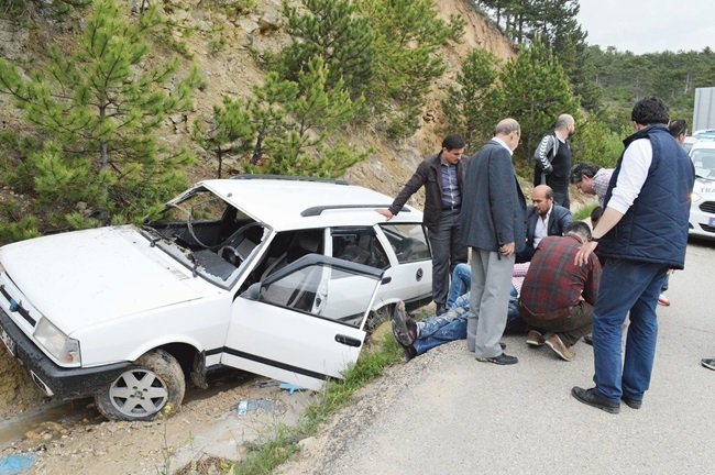 KASTAMONU’DA ETKİLİ OLAN SAĞARAK YAĞIŞ NEDENİYLE KAYGANLAŞAN YOLDA 5 DAKİKA ARAYLA MEYDANA GELEN İKİ AYRI KAZADA 5 KİŞİ YARALANDI. (VEDAT YUNUS İKİZOĞLU/KASTAMONU-İHA)