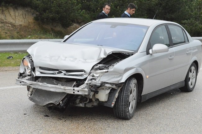 KASTAMONU’DA ETKİLİ OLAN SAĞARAK YAĞIŞ NEDENİYLE KAYGANLAŞAN YOLDA 5 DAKİKA ARAYLA MEYDANA GELEN İKİ AYRI KAZADA 5 KİŞİ YARALANDI. (VEDAT YUNUS İKİZOĞLU/KASTAMONU-İHA)