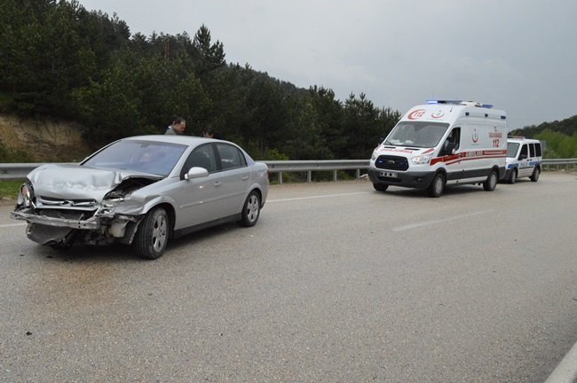 KASTAMONU’DA ETKİLİ OLAN SAĞARAK YAĞIŞ NEDENİYLE KAYGANLAŞAN YOLDA 5 DAKİKA ARAYLA MEYDANA GELEN İKİ AYRI KAZADA 5 KİŞİ YARALANDI. (VEDAT YUNUS İKİZOĞLU/KASTAMONU-İHA)