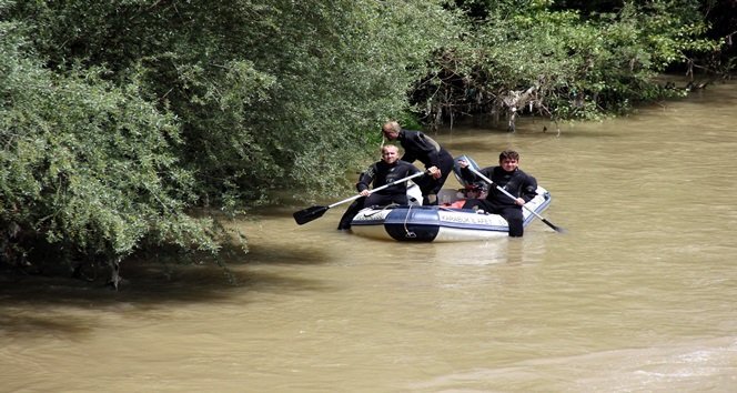 KARABÜK’TE 29 ŞUBAT TARİHİNDE EKMEK ALMAYA GİDİYORUM DİYE EVDEN AYRILAN VE KENDİSİNDEN 75 GÜNDÜR HABER ALINAMAYAN 72 YAŞINDAKİ HATİCE ÖZKUR’U BULMAK İÇİN AFAD EKİPLERİ VE GÖNÜLLÜLERİ KARABÜK-YENİCE ARASINDA ÇAYDA ARAMA ÇALIŞMASI BAŞLATTI. (YASİN ERDEM/KARABÜK-İHA)