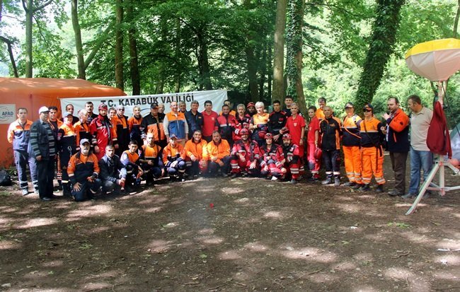 KARABÜK’TE 29 ŞUBAT TARİHİNDE EKMEK ALMAYA GİDİYORUM DİYE EVDEN AYRILAN VE KENDİSİNDEN 75 GÜNDÜR HABER ALINAMAYAN 72 YAŞINDAKİ HATİCE ÖZKUR’U BULMAK İÇİN AFAD EKİPLERİ VE GÖNÜLLÜLERİ KARABÜK-YENİCE ARASINDA ÇAYDA ARAMA ÇALIŞMASI BAŞLATTI. (YASİN ERDEM/KARABÜK-İHA)