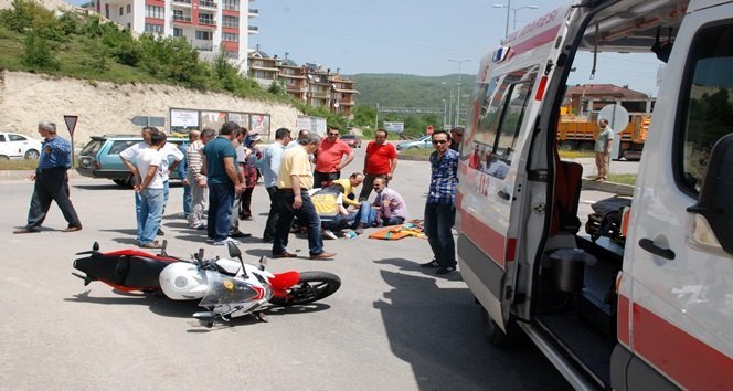 KAVŞAKTAN KONTROLSÜZ ÇIKAN OTOMOBİL MOTOSİKLETE ÇARPTI