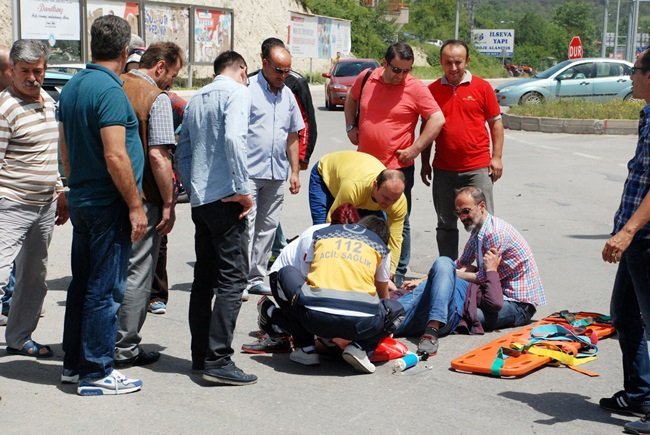 BARTIN'DA MEYDANA GELEN TRAFİK KAZASINDA, YOLA KONTROLSÜZ ŞEKİLDE ÇIKAN ARAÇ SÜRÜCÜSÜ MOTOSİKLETE ÇARPMASI SONUCU BİR KİŞİ YARALANDI. YARALIYA SAĞLIK EKİPLERİ MÜDAHALE ETTİ. (AKİF YAMAN - SERKAN ARAT/BARTIN-İHA)