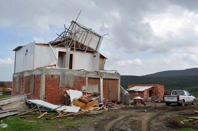 TAŞKÖPRÜ'DE HORTUM NEDENİYLE KIRKA YAKIN EVDE HASAR OLUŞTU. (AKİF DOĞAN/KASTAMONU-İHA)
