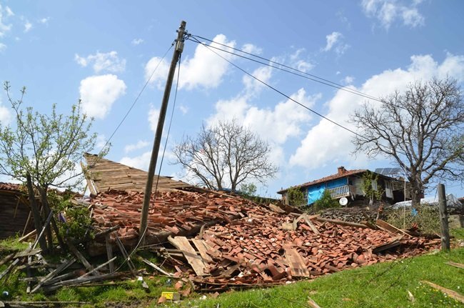 KASTAMONU'DA HORTUM NEDENİYLE ÜÇ EV YIKILDI. (AKİF DOĞAN/KASTAMONU-İHA)