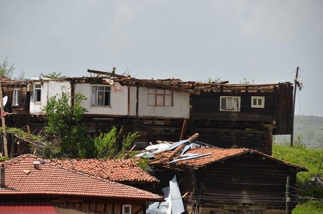 TAŞKÖPRÜ'DE HORTUM NEDENİYLE ÜÇ EV YIKILDI. (AKİF DOĞAN/KASTAMONU-İHA)