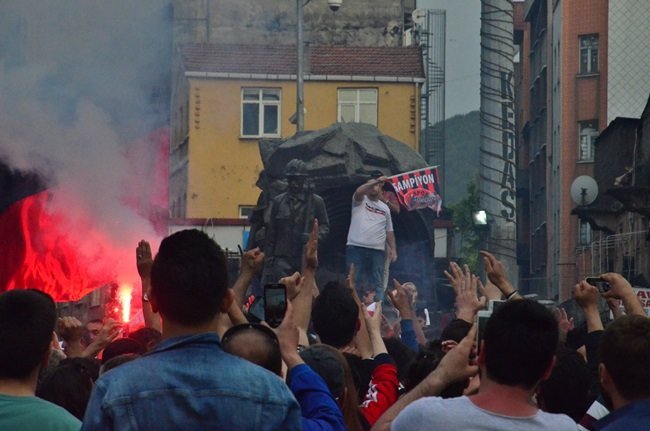 ZONGULDAK KÖMÜRSPOR’UN SPOR TOTO 3. LİG PLAY-OFF MAÇINDA KIZILCABÖLÜKSPOR’U 2-1 MAĞLUP EDEREK 2. LİG’E YÜKSELMESİNİN ARDINDAN ZONGULDAK’TA TARAFTARLAR ŞAMPİYONLUĞU KUTLADI. (ONUR ALTINDAĞ - SERTAÇ ÖZDEMİR/ZONGULDAK-İHA)