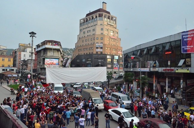 ZONGULDAK KÖMÜRSPOR’UN SPOR TOTO 3. LİG PLAY-OFF MAÇINDA KIZILCABÖLÜKSPOR’U 2-1 MAĞLUP EDEREK 2. LİG’E YÜKSELMESİNİN ARDINDAN ZONGULDAK’TA TARAFTARLAR ŞAMPİYONLUĞU KUTLADI. (ONUR ALTINDAĞ - SERTAÇ ÖZDEMİR/ZONGULDAK-İHA)