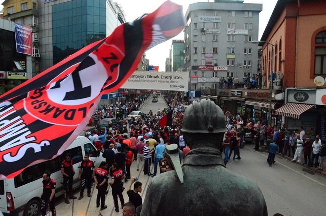 ZONGULDAK KÖMÜRSPOR’UN SPOR TOTO 3. LİG PLAY-OFF MAÇINDA KIZILCABÖLÜKSPOR’U 2-1 MAĞLUP EDEREK 2. LİG’E YÜKSELMESİNİN ARDINDAN ZONGULDAK’TA TARAFTARLAR ŞAMPİYONLUĞU KUTLADI. (ONUR ALTINDAĞ - SERTAÇ ÖZDEMİR/ZONGULDAK-İHA)