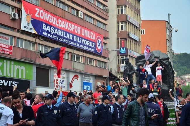 ZONGULDAK KÖMÜRSPOR’UN SPOR TOTO 3. LİG PLAY-OFF MAÇINDA KIZILCABÖLÜKSPOR’U 2-1 MAĞLUP EDEREK 2. LİG’E YÜKSELMESİNİN ARDINDAN ZONGULDAK’TA TARAFTARLAR ŞAMPİYONLUĞU KUTLADI. (ONUR ALTINDAĞ - SERTAÇ ÖZDEMİR/ZONGULDAK-İHA)