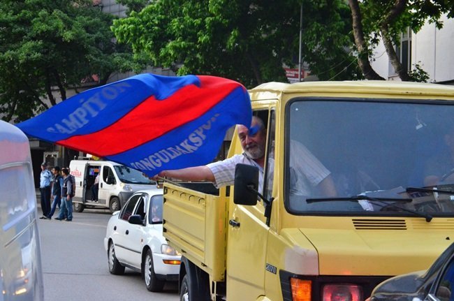 ZONGULDAK KÖMÜRSPOR’UN SPOR TOTO 3. LİG PLAY-OFF MAÇINDA KIZILCABÖLÜKSPOR’U 2-1 MAĞLUP EDEREK 2. LİG’E YÜKSELMESİNİN ARDINDAN ZONGULDAK’TA TARAFTARLAR ŞAMPİYONLUĞU KUTLADI. (ONUR ALTINDAĞ - SERTAÇ ÖZDEMİR/ZONGULDAK-İHA)