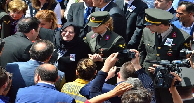 HAKKARİ YÜKSEKOVA'DA TERÖRİSTLERCE GİRİLEN ÇATIŞMADA ŞEHİT EDİLEN PİYADE UZMAN ÇAVUŞ TUNAHAN KARTAL'IN NAAŞI SABAH SAATLERİNDE BELEDİYE MORGUNDAN ALINARAK MERKEZ MAHALLESİ'NDEKİ EVİNİN ÖNÜNE GETİRİLDİ. (ÖMER TEKCAN - ONUR ALTINDAĞ - SERTAÇ ÖZDEMİR/ZONGULDAK-İHA)
