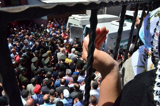 HAKKARİ YÜKSEKOVA'DA TERÖRİSTLERCE GİRİLEN ÇATIŞMADA ŞEHİT EDİLEN PİYADE UZMAN ÇAVUŞ TUNAHAN KARTAL'IN NAAŞI SABAH SAATLERİNDE BELEDİYE MORGUNDAN ALINARAK MERKEZ MAHALLESİ'NDEKİ EVİNİN ÖNÜNE GETİRİLDİ. (ÖMER TEKCAN - ONUR ALTINDAĞ - SERTAÇ ÖZDEMİR/ZONGULDAK-İHA)