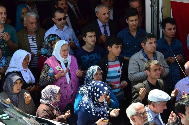 HAKKARİ YÜKSEKOVA'DA TERÖRİSTLERCE GİRİLEN ÇATIŞMADA ŞEHİT EDİLEN PİYADE UZMAN ÇAVUŞ TUNAHAN KARTAL'IN NAAŞI SABAH SAATLERİNDE BELEDİYE MORGUNDAN ALINARAK MERKEZ MAHALLESİ'NDEKİ EVİNİN ÖNÜNE GETİRİLDİ (ÖMER TEKCAN - ONUR ALTINDAĞ - SERTAÇ ÖZDEMİR/ZONGULDAK-İHA)