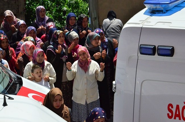 HAKKARİ YÜKSEKOVA'DA TERÖRİSTLERCE GİRİLEN ÇATIŞMADA ŞEHİT EDİLEN PİYADE UZMAN ÇAVUŞ TUNAHAN KARTAL'IN NAAŞI SABAH SAATLERİNDE BELEDİYE MORGUNDAN ALINARAK MERKEZ MAHALLESİ'NDEKİ EVİNİN ÖNÜNE GETİRİLDİ (ÖMER TEKCAN - ONUR ALTINDAĞ - SERTAÇ ÖZDEMİR/ZONGULDAK-İHA)