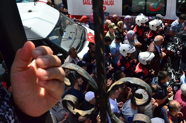 HAKKARİ YÜKSEKOVA'DA TERÖRİSTLERCE GİRİLEN ÇATIŞMADA ŞEHİT EDİLEN PİYADE UZMAN ÇAVUŞ TUNAHAN KARTAL'IN NAAŞI SABAH SAATLERİNDE BELEDİYE MORGUNDAN ALINARAK MERKEZ MAHALLESİ'NDEKİ EVİNİN ÖNÜNE GETİRİLDİ. (ÖMER TEKCAN - ONUR ALTINDAĞ - SERTAÇ ÖZDEMİR/ZONGULDAK-İHA)