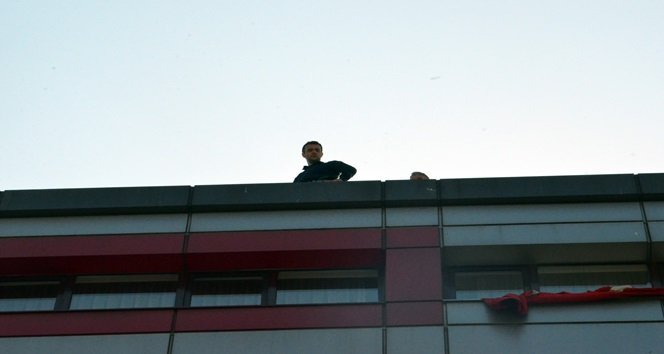 MAAŞ ALAMAYAN MADEN İŞÇİLERİ YEDİ KATLI BİNANIN ÇATISINA ÇIKTI