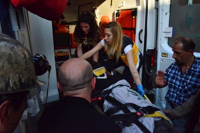 TAVAN GÖÇMESİ SONUCU GÖÇÜK ALTINDA KALAN SERCAN TAŞÇI İSİMLİ İŞÇİ İLK MÜDAHALENİN ARDINDAN AMBULANSLA HASTANEYE KALDIRILDI. (ONUR ALTINDAĞ - SERTAÇ ÖZDEMİR/ZONGULDAK-İHA)