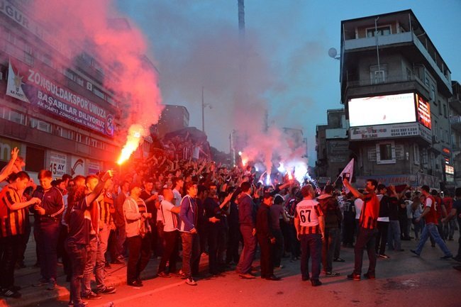 MEŞALELER YAKAN TARAFTARLAR GAZİPAŞA CADDESİNDE BÜYÜK COŞKU YAŞADI. (ONUR ALTINDAĞ - SERTAÇ ÖZDEMİR/ZONGULDAK-İHA)