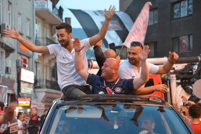 BAZI TARAFTARLAR ARAÇLARIYLA KUTLAMALARA EŞLİK ETTİ. (ONUR ALTINDAĞ - SERTAÇ ÖZDEMİR/ZONGULDAK-İHA)