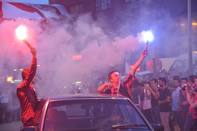 ZONGULDAK KÖMÜRSPOR TARAFTARLARI ŞAMPİYONLUK KUTLAMALARI GERÇEKLEŞTİRDİ. (ONUR ALTINDAĞ - SERTAÇ ÖZDEMİR/ZONGULDAK-İHA)