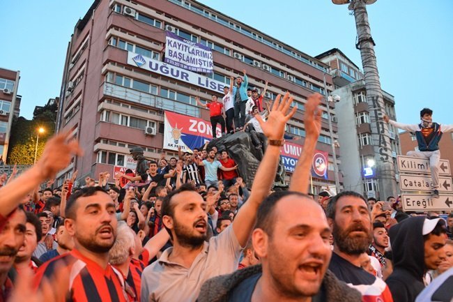 ZONGULDAK KÖMÜRSPOR TARAFTARLARI ŞAMPİYONLUK KUTLAMALARI GERÇEKLEŞTİRDİ. (ONUR ALTINDAĞ - SERTAÇ ÖZDEMİR/ZONGULDAK-İHA)