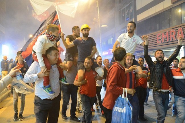 FUTBOLCULARI OMUZLARA ALAN TARAFTARLAR BÜYÜK SEVİNÇ YAŞADI. (ONUR ALTINDAĞ - SERTAÇ ÖZDEMİR/ZONGULDAK-İHA)