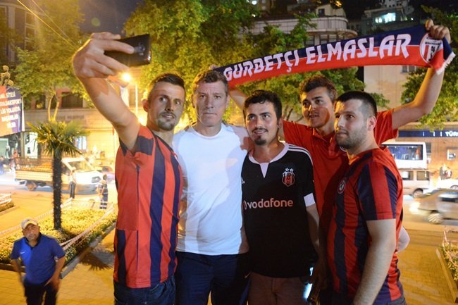 TARAFTARLAR KÖMÜRSPOR TEKNİK DİREKTÖRÜ ŞENOL DEMİR (BEYAZ TİŞÖRTLÜ) İLE HATIRA FOTOĞRAFI ÇEKTİRDİ. (ONUR ALTINDAĞ - SERTAÇ ÖZDEMİR/ZONGULDAK-İHA)