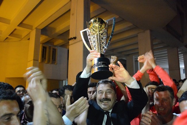 KUPAYI KALDIRAN İL EMNİYET MÜDÜRÜ OSMAN AK DA KUTLAMALARA EŞLİK ETTİ. (ONUR ALTINDAĞ - SERTAÇ ÖZDEMİR/ZONGULDAK-İHA)