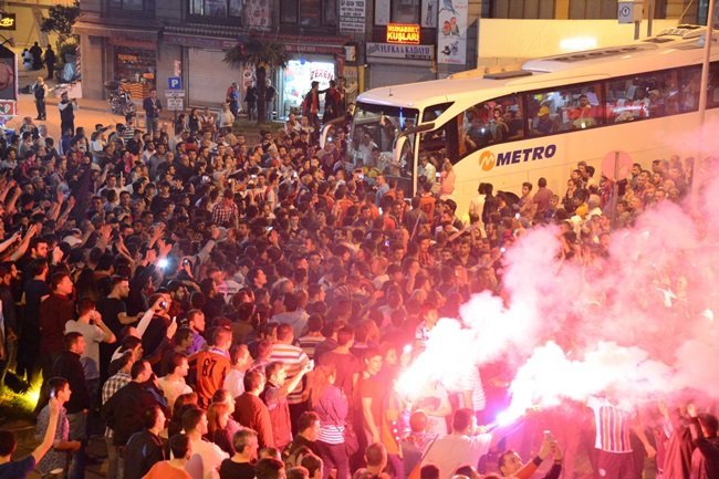 KÖMÜRSPOR OTOBÜSÜ BÜYÜK BİR COŞKUYLA MADENCİ ANITI ÖNÜNE GELDİ. (ONUR ALTINDAĞ - SERTAÇ ÖZDEMİR/ZONGULDAK-İHA)