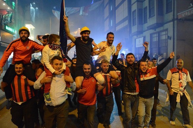 TARAFTARLAR FUTBOLCULARI OMUZLARDA TAŞIDI. (ONUR ALTINDAĞ - SERTAÇ ÖZDEMİR/ZONGULDAK-İHA)