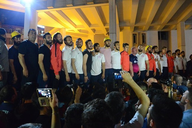 FUTBOLCULAR, KUTLAMALARDA SAYGI DURUŞUNDA BULUNUP VE ARDINDAN DA İSTİKLAL MARŞI'NI OKUDU. (ONUR ALTINDAĞ - SERTAÇ ÖZDEMİR/ZONGULDAK-İHA)