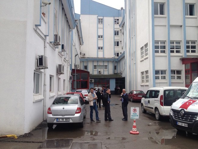 BARTIN MERKEZE BAĞLI BÜYÜKKIZILKUM KÖYÜ'NDE MEYDANA GELEN OLAYDA 2 GÜN ÖNCE EVLENEN ŞAHIS GEÇİRDİĞİ CİNNET SONUCU BABASINI ÖLDÜRÜRKEN ANNESİ VE ABLASINI DA YARALADI. (SERKAN ARAT/BARTIN-İHA)