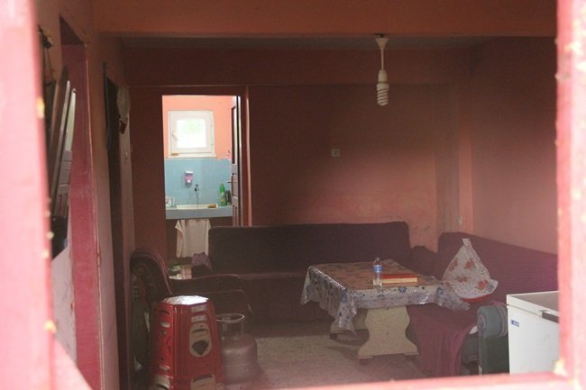 BARTIN MERKEZE BAĞLI BÜYÜKKIZILKUM KÖYÜ'NDE MEYDANA GELEN OLAYDA 2 GÜN ÖNCE EVLENEN ŞAHIS GEÇİRDİĞİ CİNNET SONUCU BABASINI ÖLDÜRÜRKEN ANNESİ VE ABLASINI DA YARALADI. (SERKAN ARAT/BARTIN-İHA)