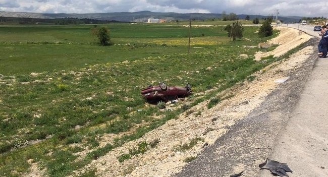 KASTAMONU'DA ÇARPIŞAN OTOMOBİLLERDE BİR ARAÇ TARLAYA SAVRULDU. (VEDAT YUNUS İKİZOĞLU/KASTAMONU-İHA)