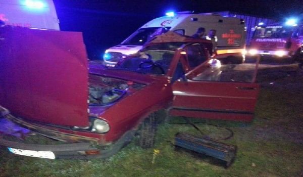 ÇAYCUMA’DA OTOMOBİL, TAVUK YÜKLÜ TIR’A ÇARPTI: 1 YARALI