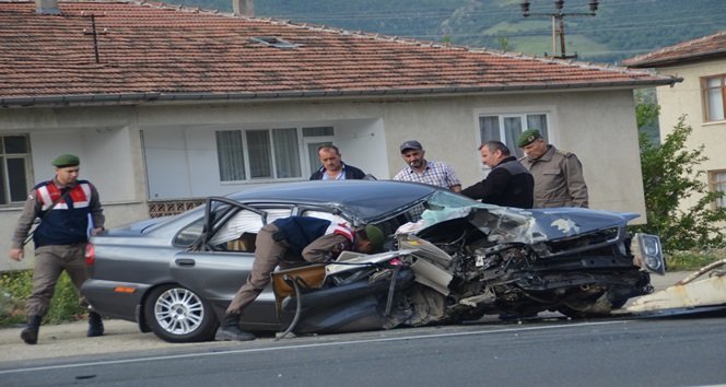 OTOMOBİL TIR’A ÇARPTI: 2 ÖLÜ, 2 AĞIR YARALI