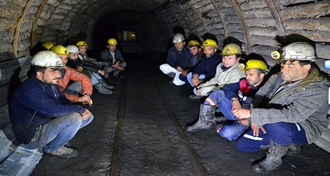 ÇALIŞTIKLARI ÖZEL MADEN ŞİRKETİNE FETÖ OPERASYONU KAPSAMINDA KAYYUM ATANAN İŞÇİLER, BİR SÜREDİR MAAŞLARINI ALAMADIKLARI GEREKÇESİYLE YERİN METRELERCE ALTINDA EYLEM BAŞLATTI