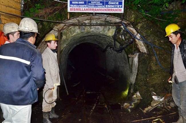 ZONGULDAK’TA ÇALIŞTIKLARI ÖZEL MADEN ŞİRKETİNE FETÖ/PDY KAPSAMINDA KAYYUM ATANAN YAKLAŞIK 100 MADEN İŞÇİSİ, BİR SÜREDİR MAAŞLARINI ALAMADIKLARI GEREKÇESİYLE “OCAKTAN ÇIKMAMA” EYLEMİ BAŞLATTI. (ONUR ALTINDAĞ - SERTAÇ ÖZDEMİR/ZONGULDAK-İHA)