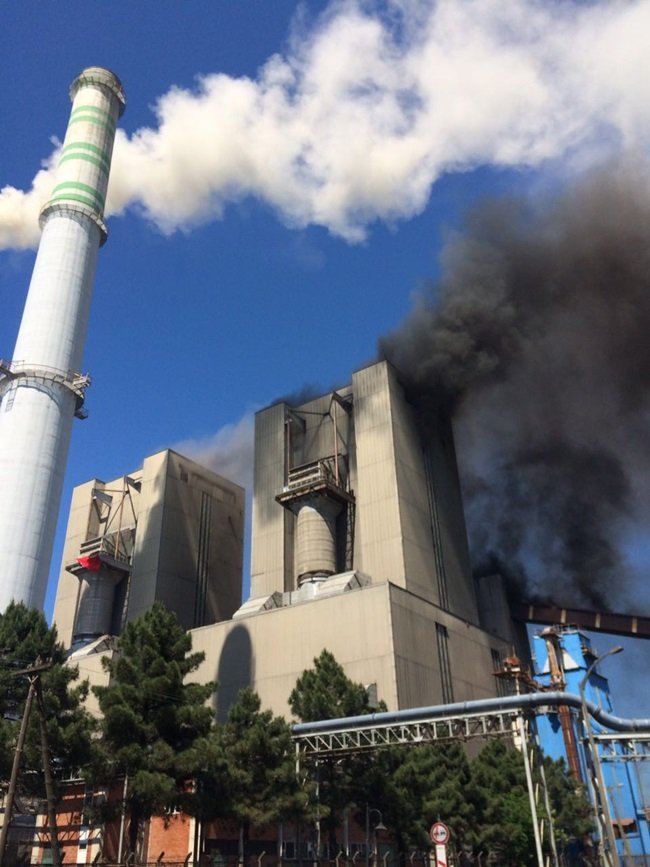 ZONGULDAK'IN KİLİMLİ İLÇESİNDE BULUNAN ÇATALAĞZI TERMİK SANTRALİ'NDE (ÇATES) PATLAMANIN ARDINDAN YANGIN ÇIKTI. OLAY YERİNE ÇOK SAYIDA İTFAİYE EKİBİ SEVK EDİLDİ. PATLAMANIN ARDINDAN GÖZYÜZÜNÜ DUMAN KAPLADI. (ONUR ALTINDAĞ - SERTAÇ ÖZDEMİR/ZONGULDAK-İHA)