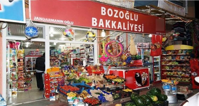 MAHALLENİN ELEKTRİĞİNİ KESİP BAKKALI SOYDULAR